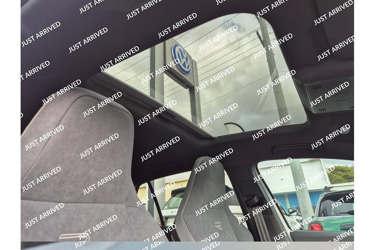 2024 Volkswagen Golf 110TSI R-Line 8