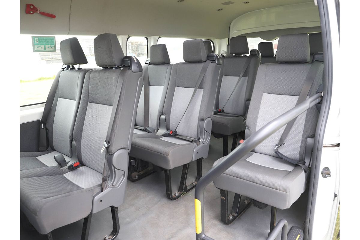 Hiace Bus SLWB 2.8L T Diesel Automatic 9633060 001