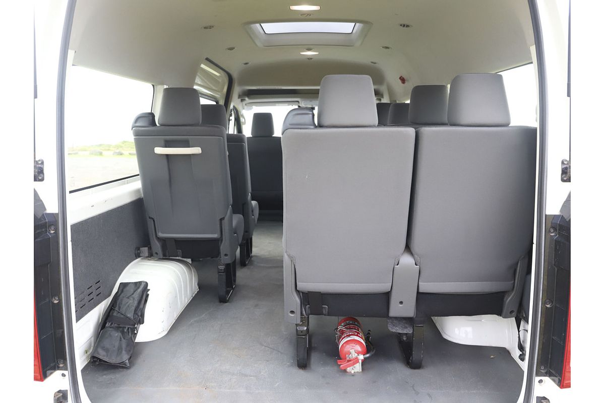 Hiace Bus SLWB 2.8L T Diesel Automatic 9633060 001