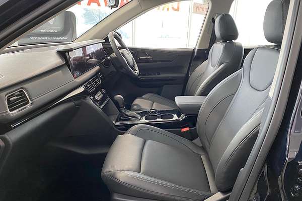 2025 Mahindra XUV700 AX7L