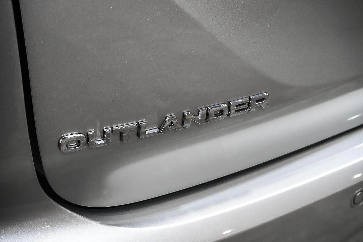 2024 Mitsubishi Outlander LS ZM