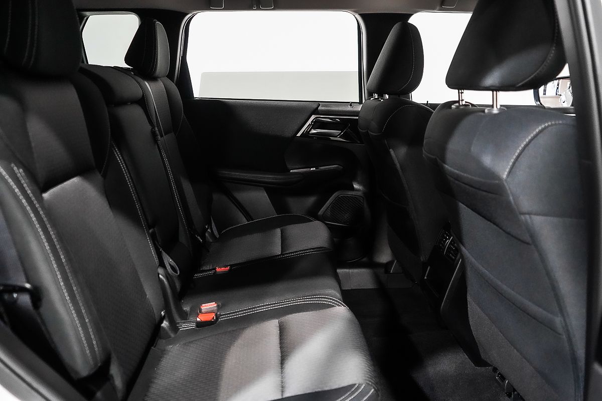 2024 Mitsubishi Outlander LS ZM