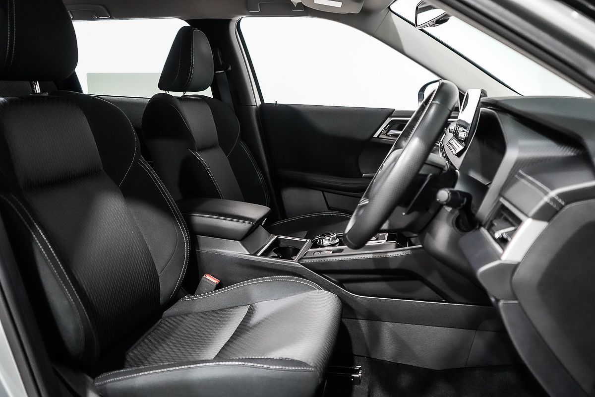 2024 Mitsubishi Outlander LS ZM