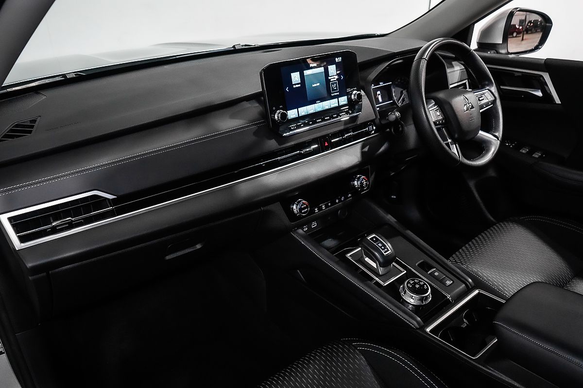 2024 Mitsubishi Outlander LS ZM
