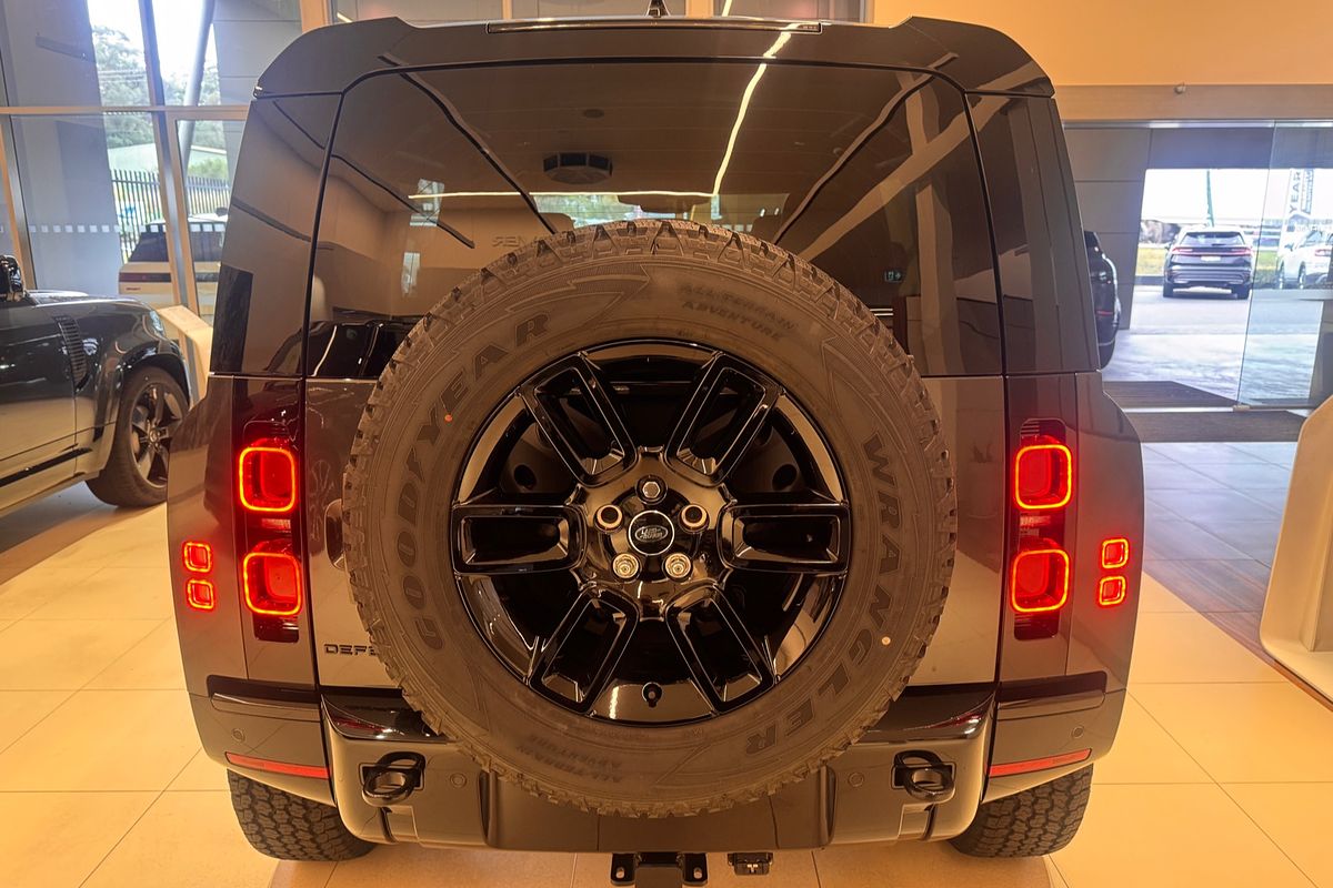 2025 Land Rover Defender 110 P400 X-Dynamic SE L663