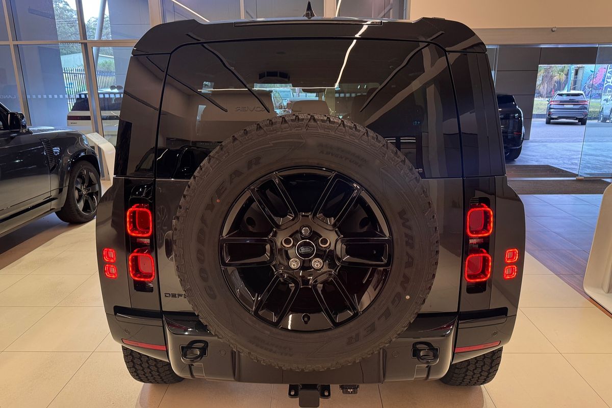 2025 Land Rover Defender 110 P400 X-Dynamic SE L663
