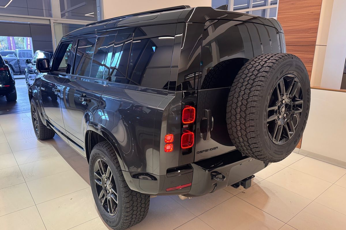 2025 Land Rover Defender 110 P400 X-Dynamic SE L663