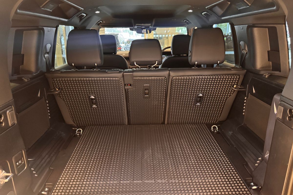 2025 Land Rover Defender 110 P400 X-Dynamic SE L663