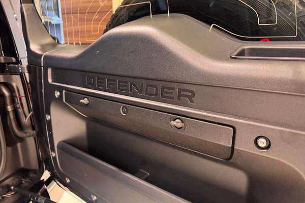 2025 Land Rover Defender 110 P400 X-Dynamic SE L663