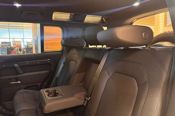 2025 Land Rover Defender 110 P400 X-Dynamic SE L663