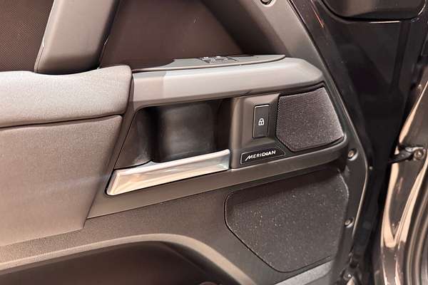 2025 Land Rover Defender 110 P400 X-Dynamic SE L663