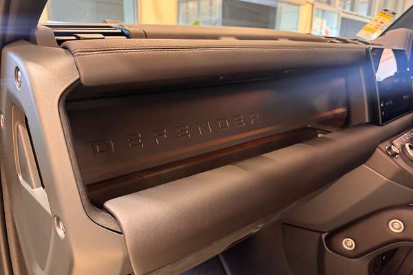 2025 Land Rover Defender 110 P400 X-Dynamic SE L663