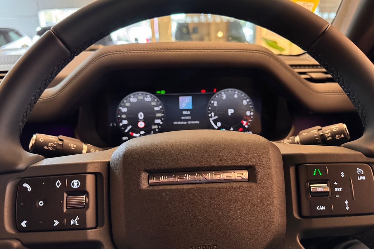 2025 Land Rover Defender 110 P400 X-Dynamic SE L663