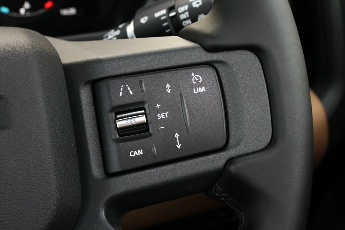 2025 Land Rover Defender 130 P400 X-Dynamic SE L663
