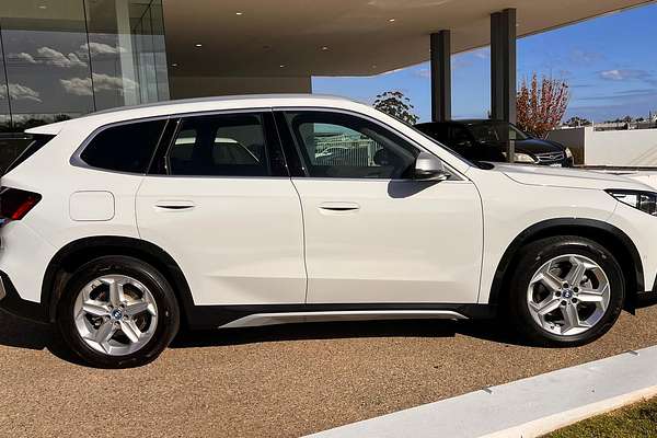 2024 BMW iX1 eDrive20 xLine U11