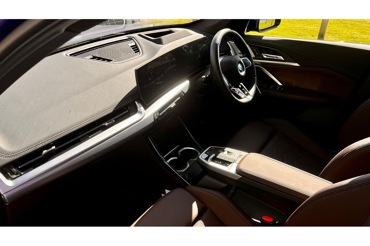 2024 BMW iX1 eDrive20 xLine U11