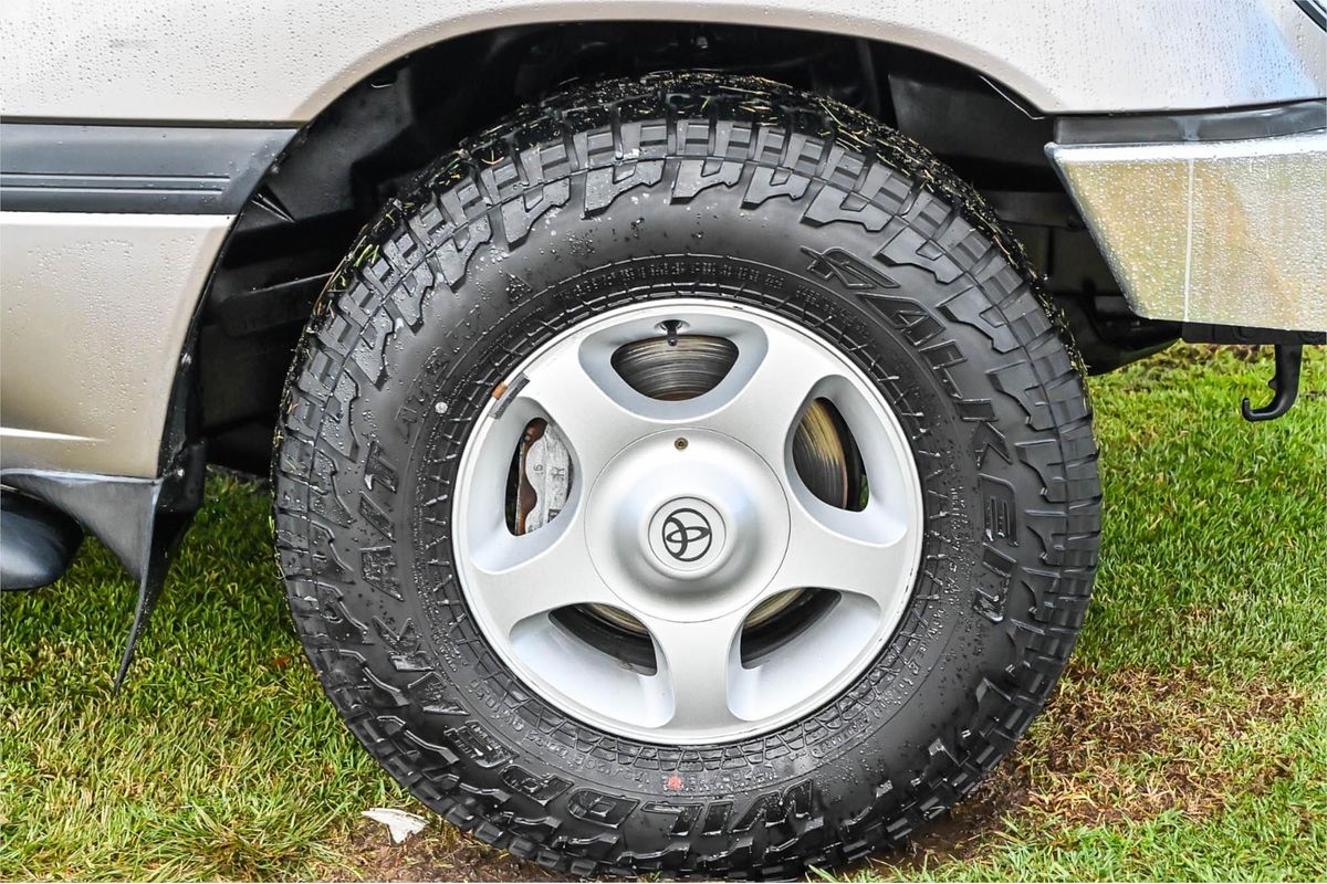 2002 Toyota Landcruiser GXL UZJ100R