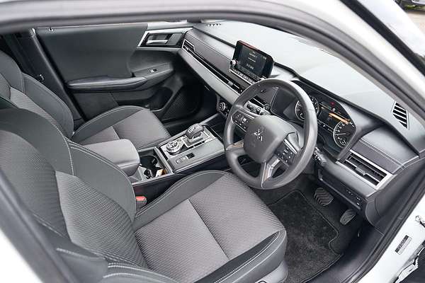2024 Mitsubishi Outlander ES ZM