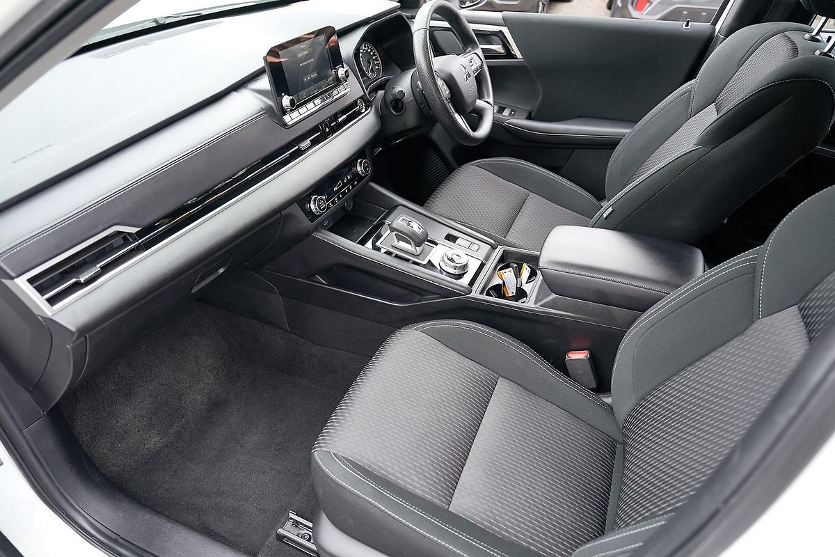 2024 Mitsubishi Outlander ES ZM