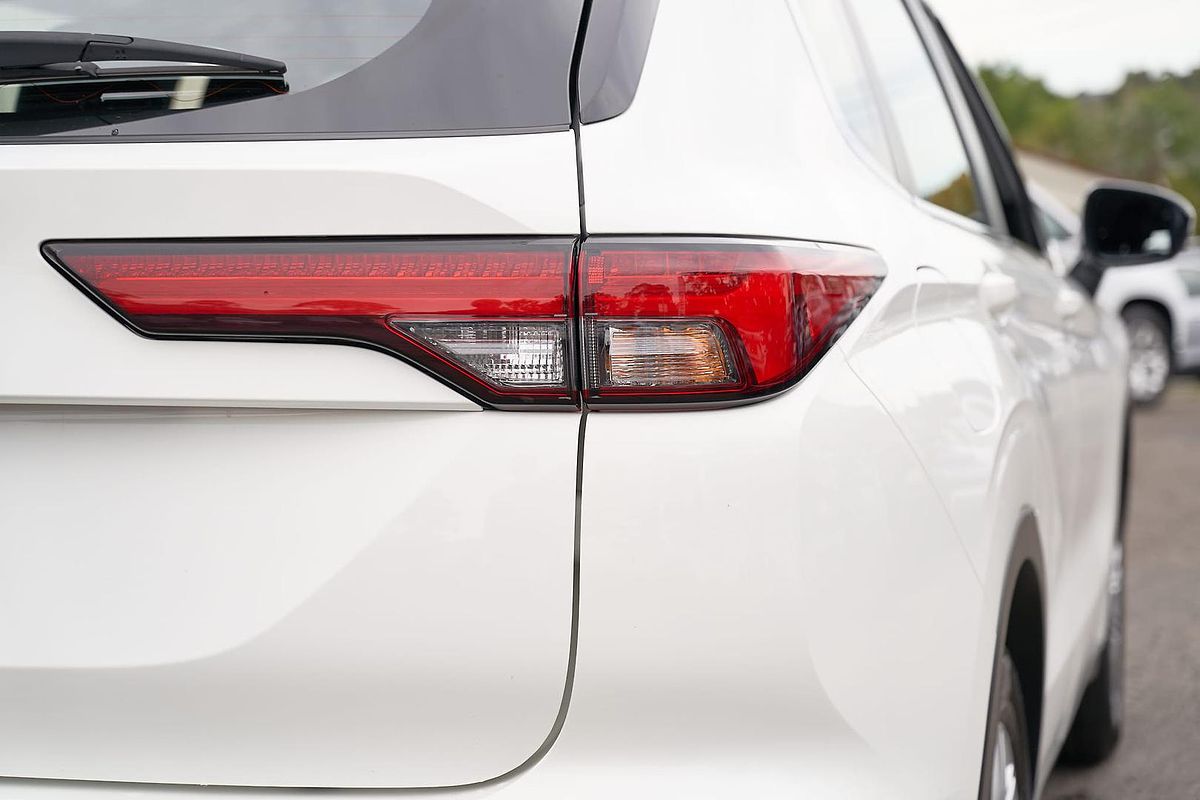 2024 Mitsubishi Outlander ES ZM