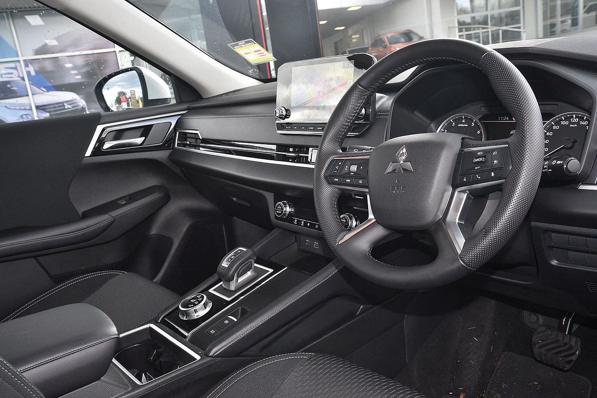 2025 Mitsubishi Outlander LS ZM