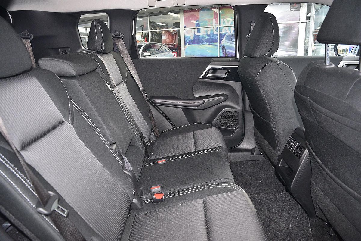 2025 Mitsubishi Outlander LS ZM