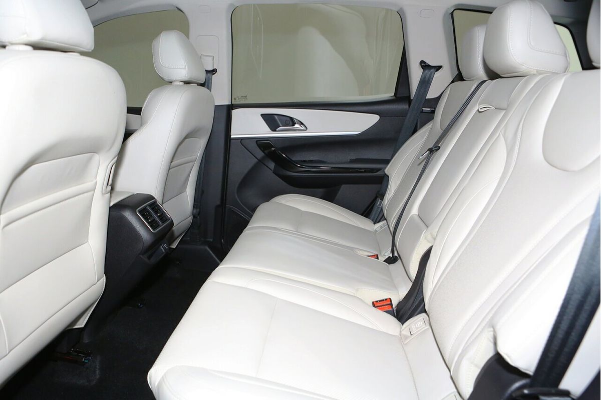 2024 Mahindra XUV700 AX7L Black Edition