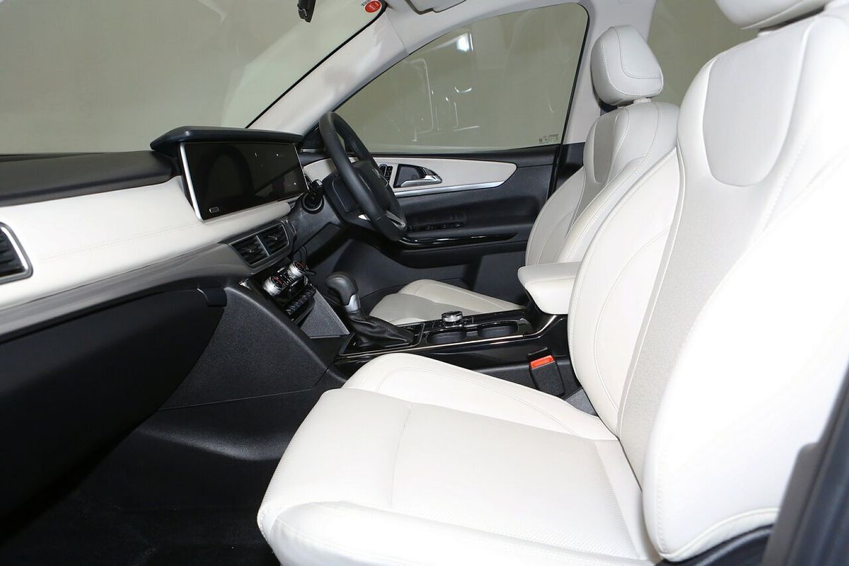 2024 Mahindra XUV700 AX7L Black Edition