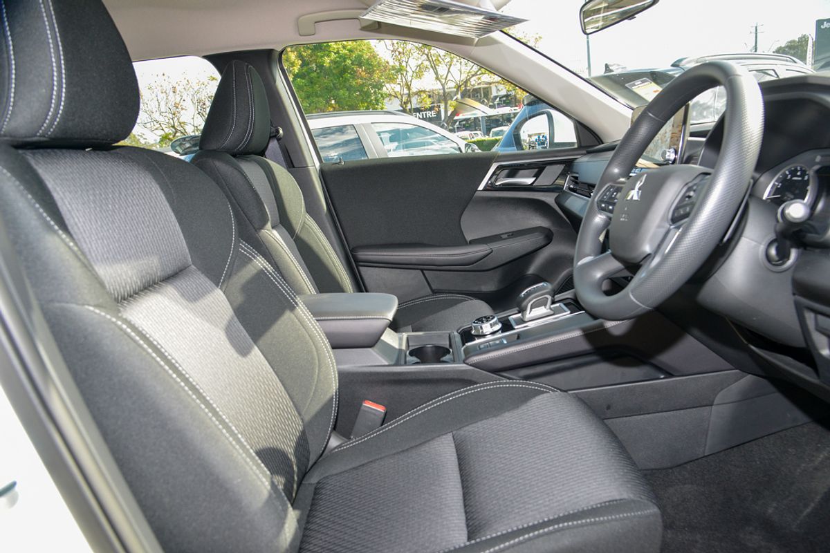 2024 Mitsubishi Outlander ES ZM