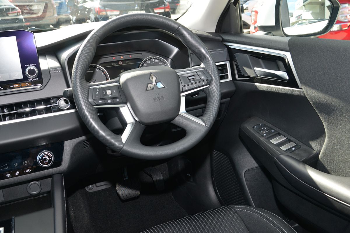 2024 Mitsubishi Outlander ES ZM