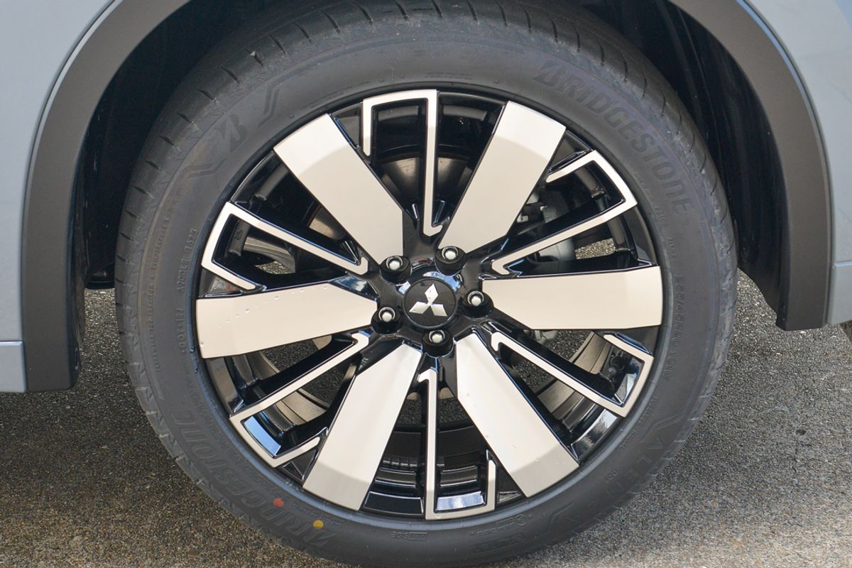 2025 Mitsubishi Outlander Exceed Tourer ZM