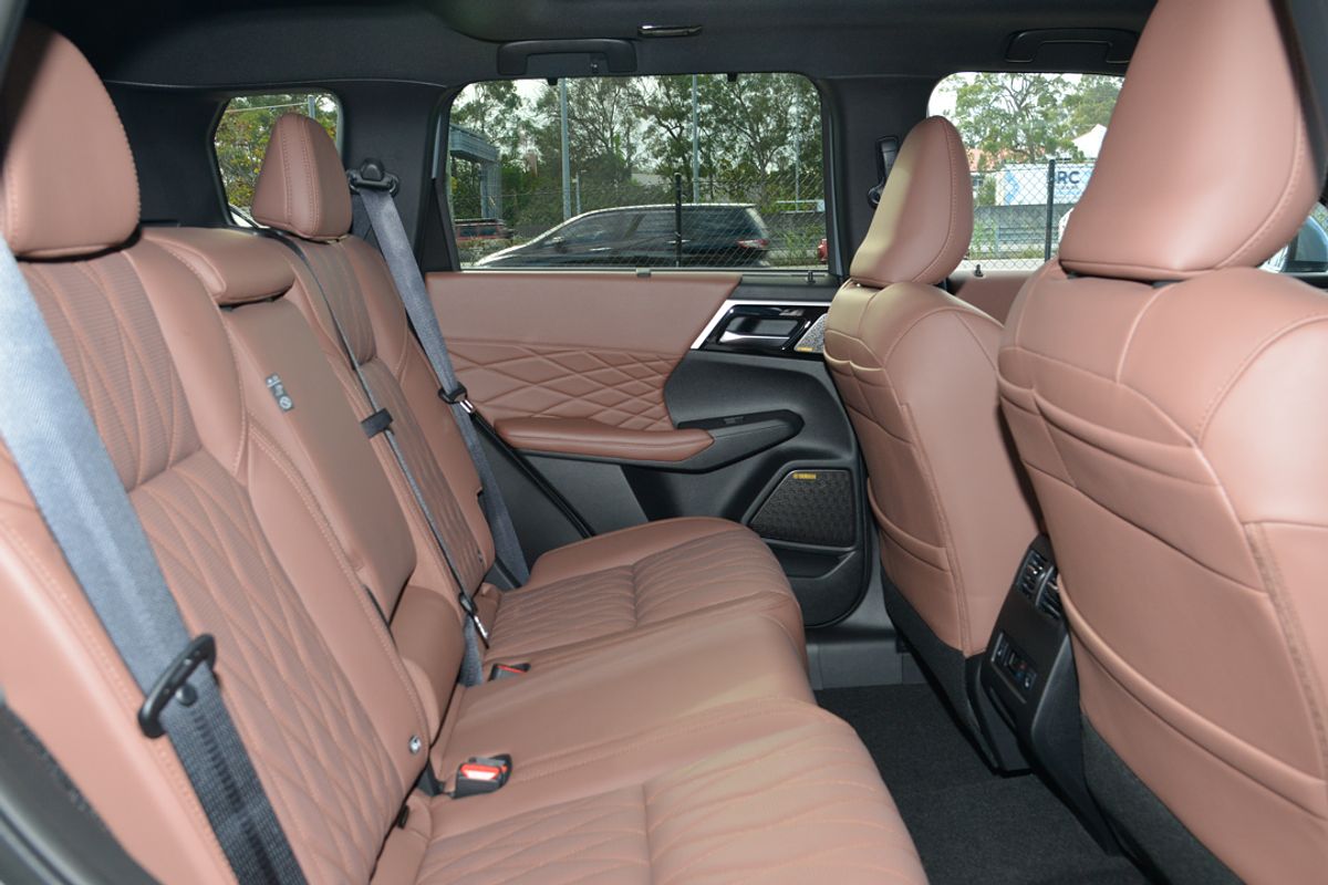 2025 Mitsubishi Outlander Exceed Tourer ZM