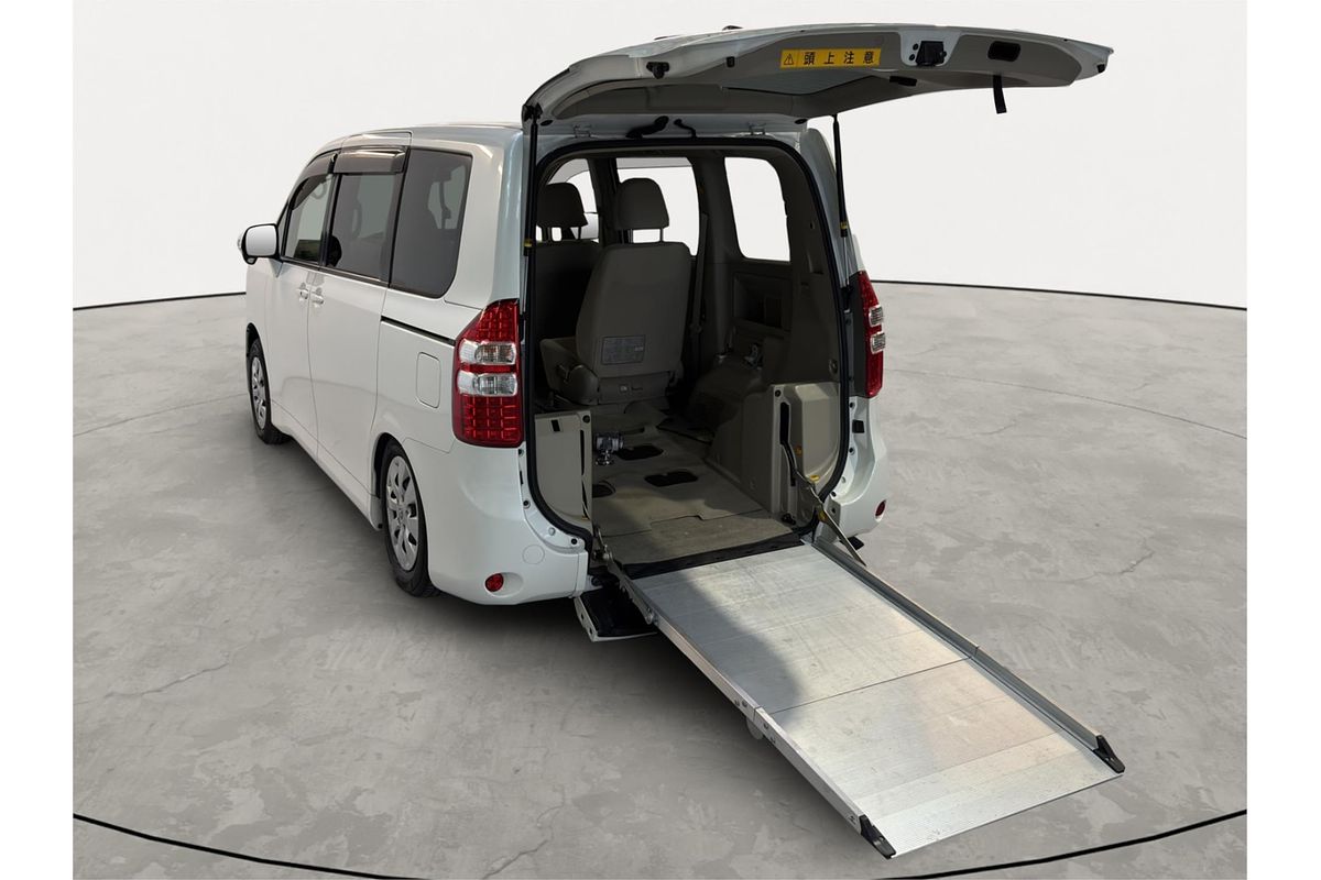 2013 Toyota NOAH WELCAB ZRR70