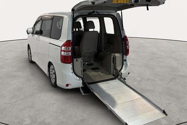 2013 Toyota NOAH WELCAB ZRR70