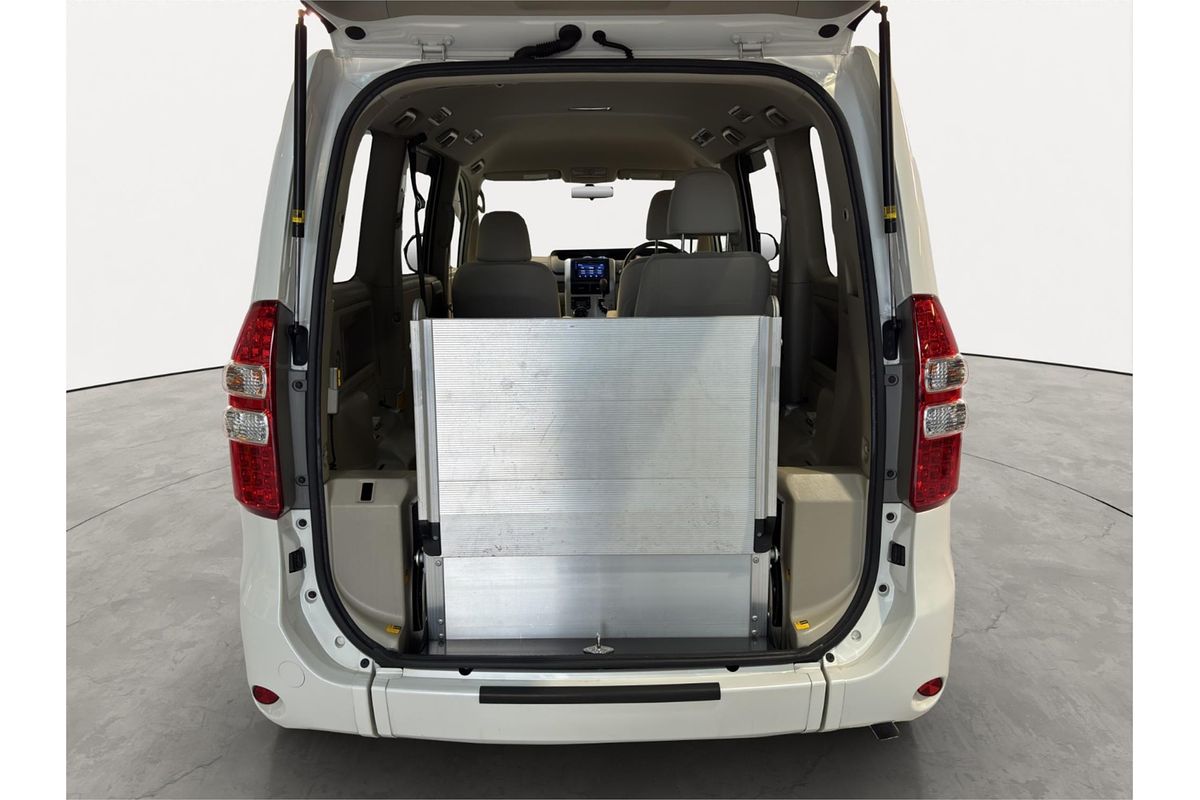 2013 Toyota NOAH WELCAB ZRR70