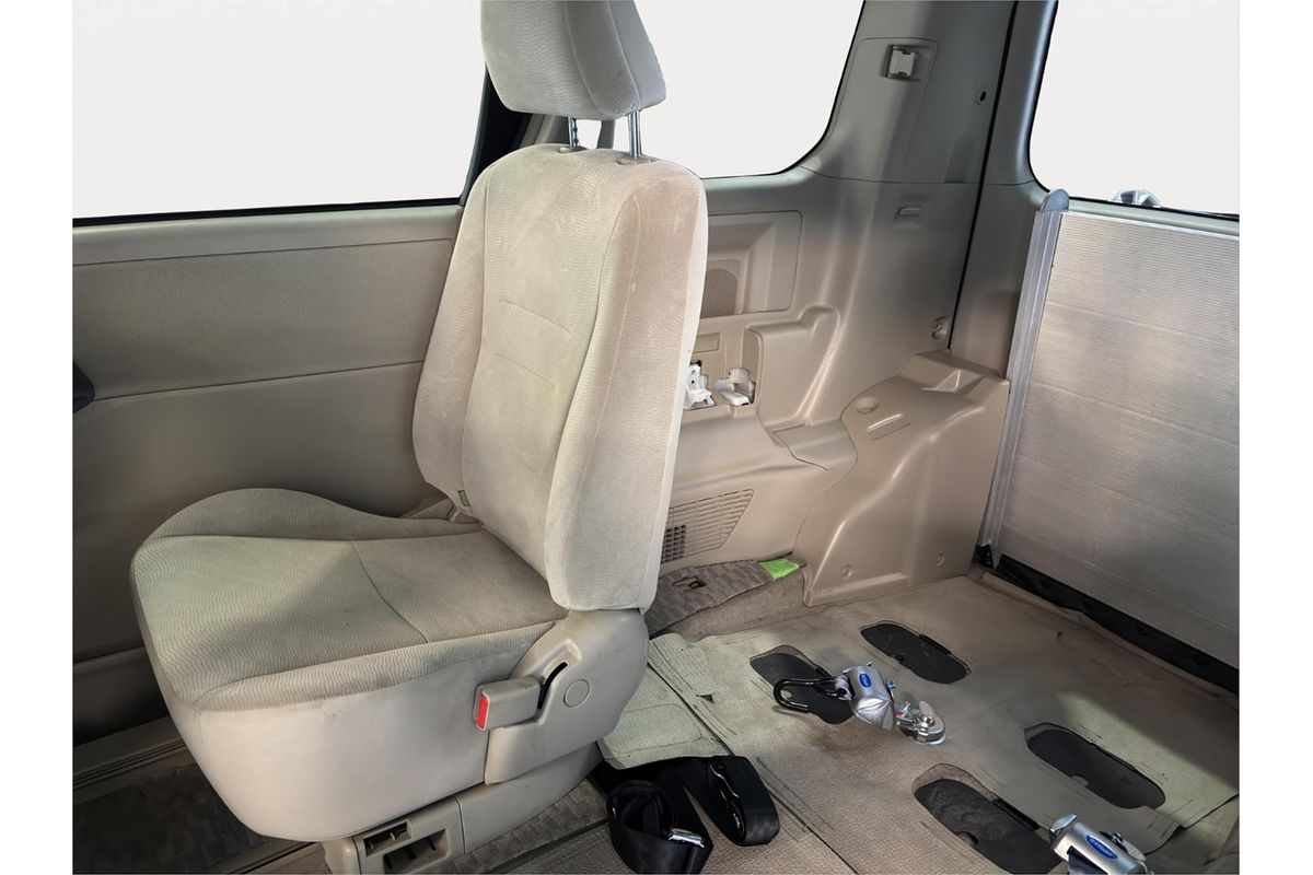 2013 Toyota NOAH WELCAB ZRR70