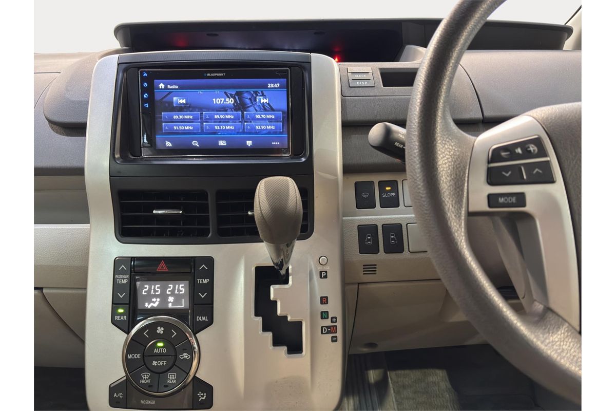 2013 Toyota NOAH WELCAB ZRR70