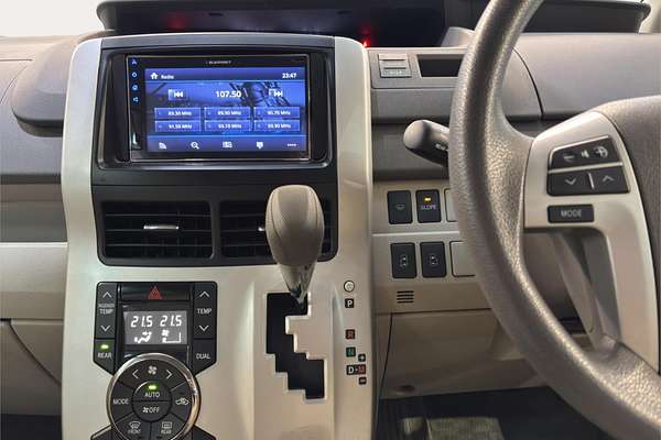 2013 Toyota NOAH WELCAB ZRR70