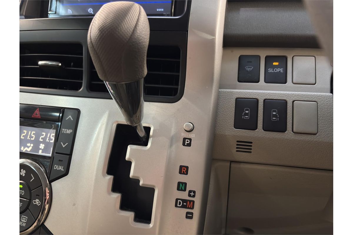 2013 Toyota NOAH WELCAB ZRR70