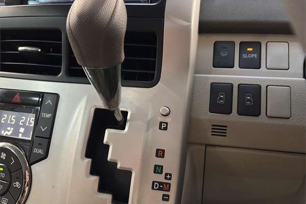 2013 Toyota NOAH WELCAB ZRR70