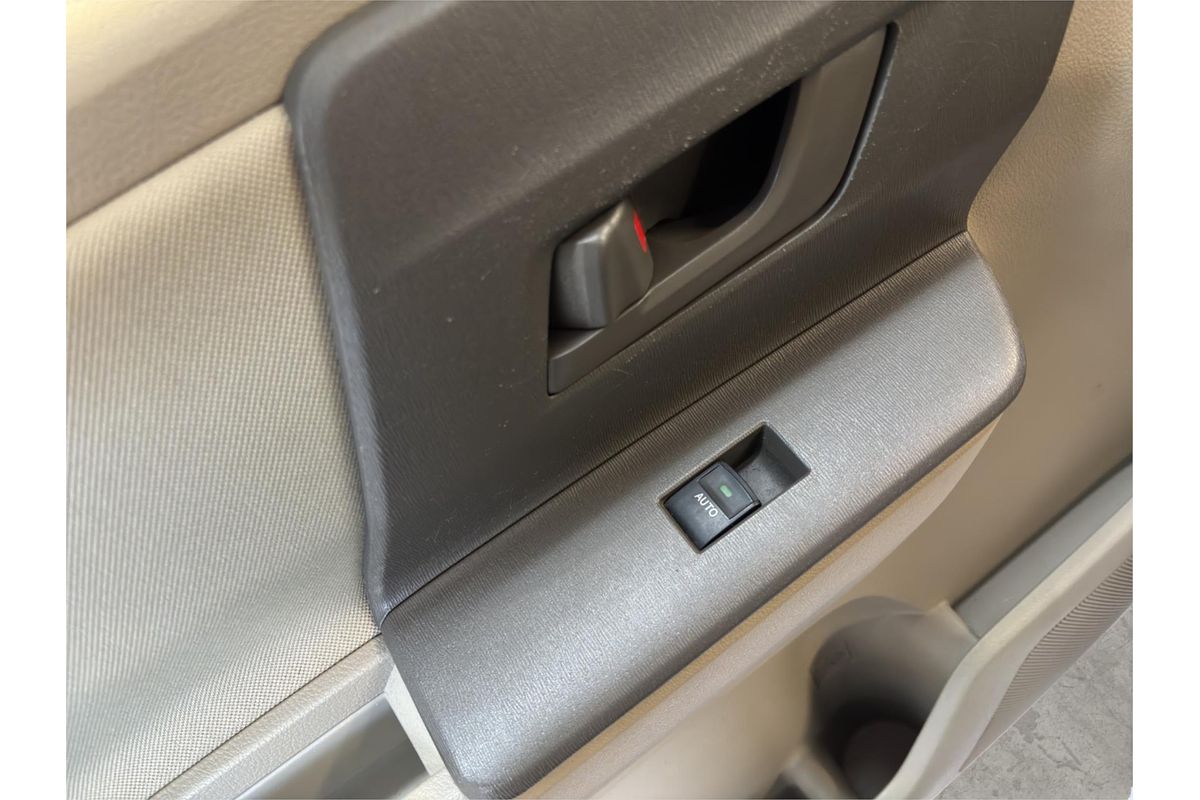 2013 Toyota NOAH WELCAB ZRR70