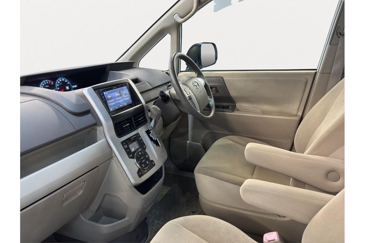 2013 Toyota NOAH WELCAB ZRR70