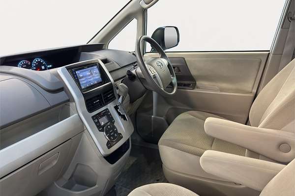 2013 Toyota NOAH WELCAB ZRR70