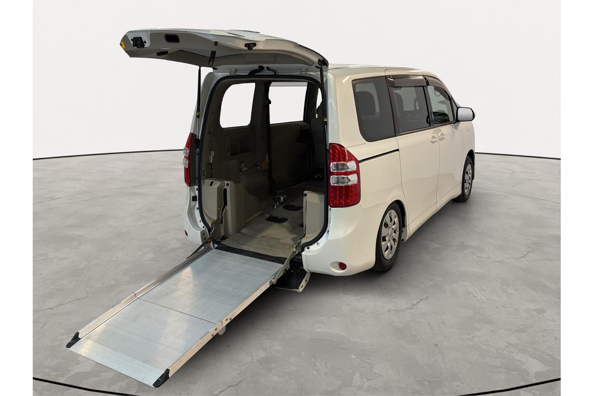 2013 Toyota NOAH WELCAB ZRR70