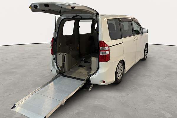 2013 Toyota NOAH WELCAB ZRR70