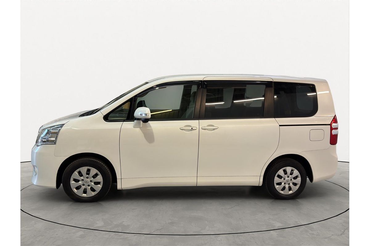 2013 Toyota NOAH WELCAB ZRR70