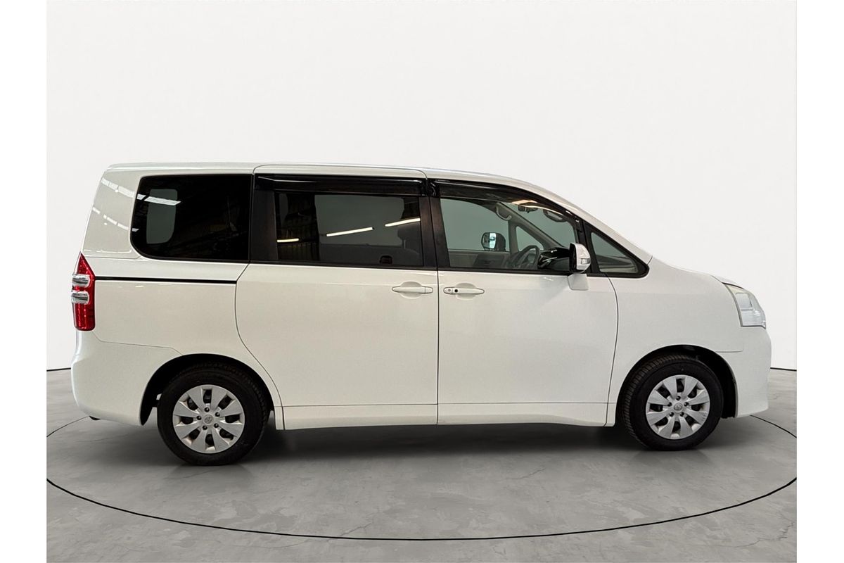 2013 Toyota NOAH WELCAB ZRR70