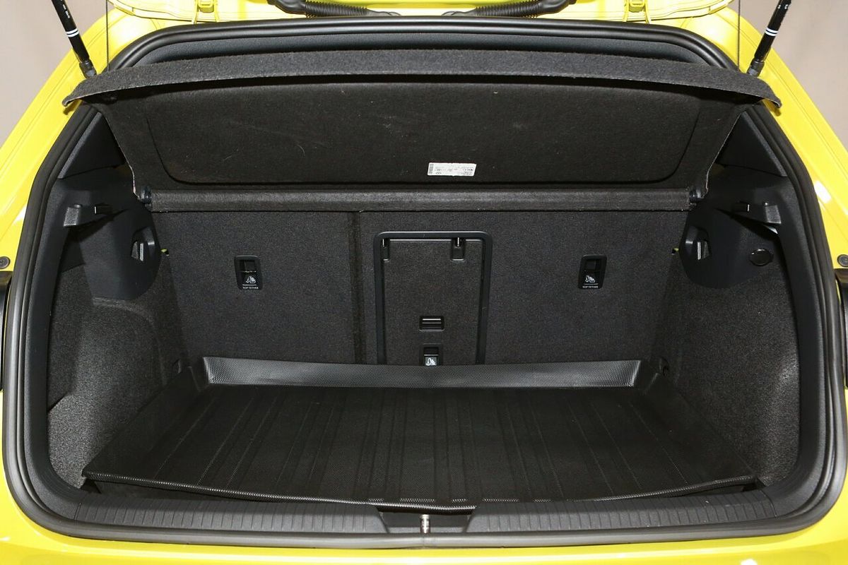 2022 Volkswagen Golf 110TSI R-Line 8