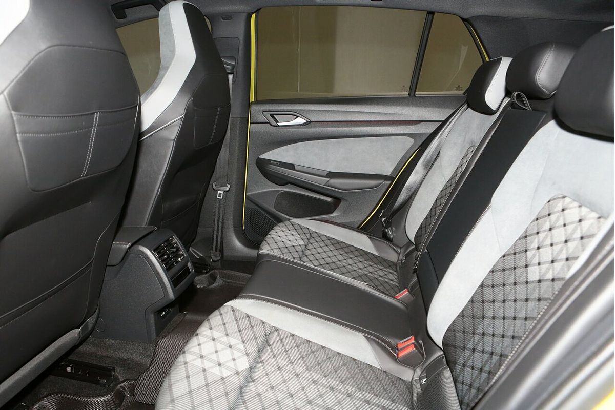 2022 Volkswagen Golf 110TSI R-Line 8