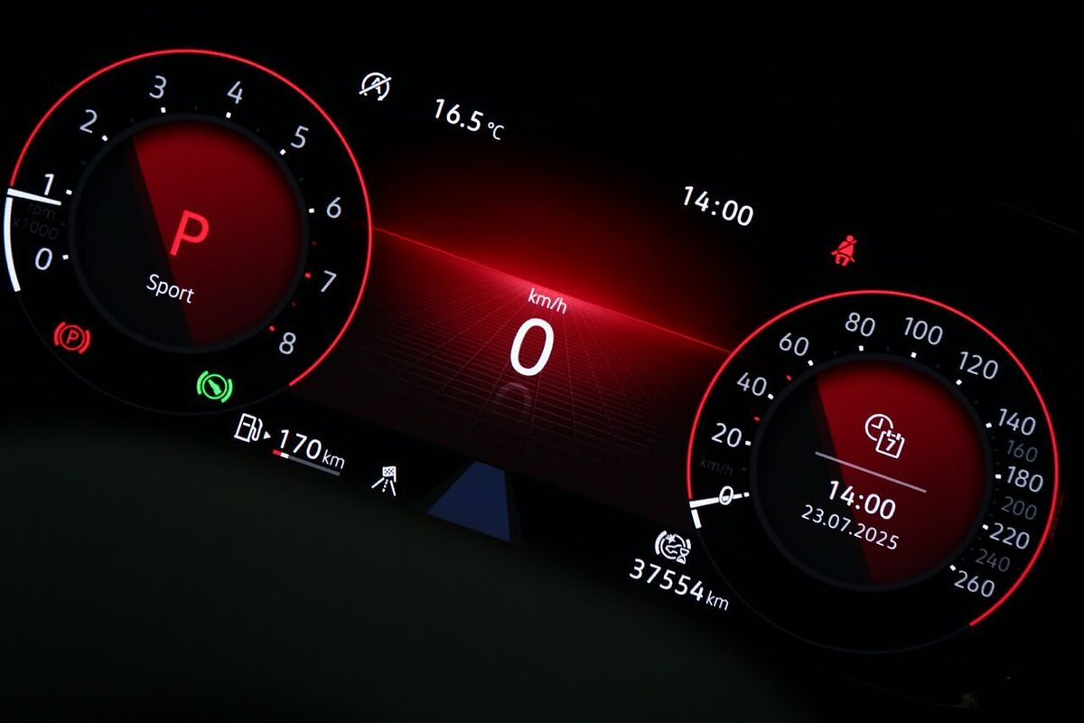 2022 Volkswagen Golf 110TSI R-Line 8